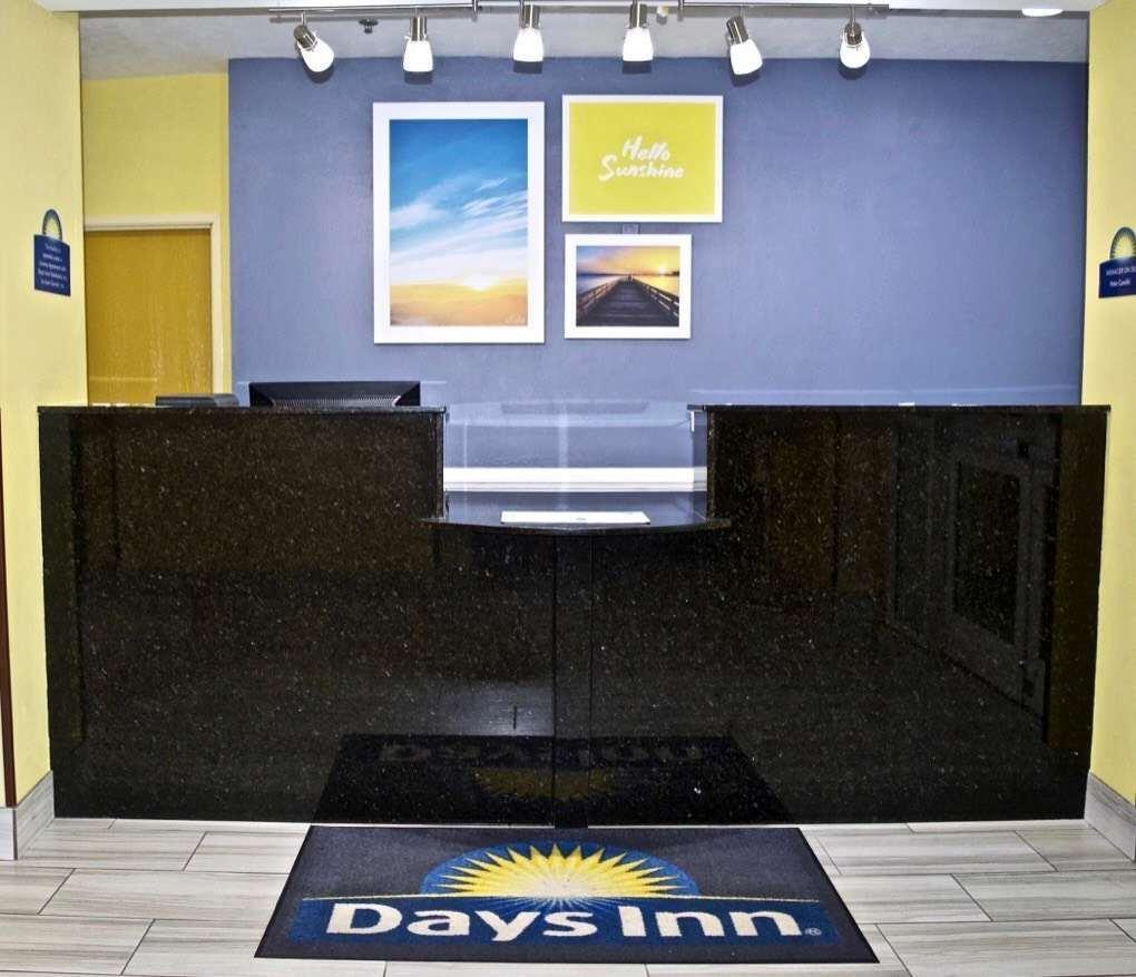 Days Inn & Suites By Wyndham Augusta Near Fort Eisenhower Exterior photo