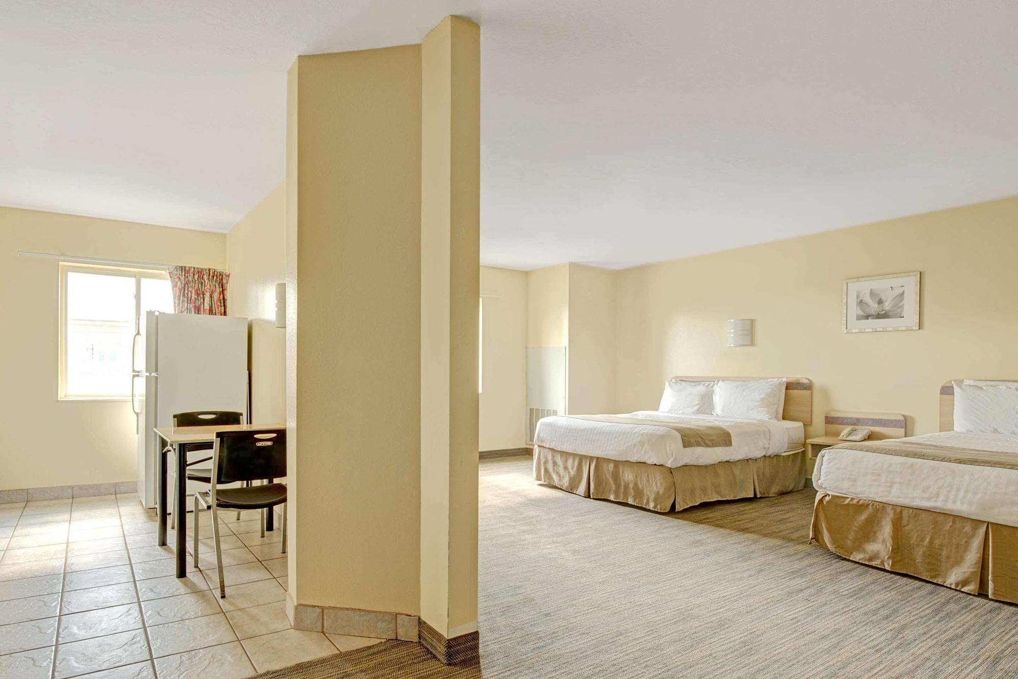 Days Inn & Suites By Wyndham Augusta Near Fort Eisenhower Exterior photo