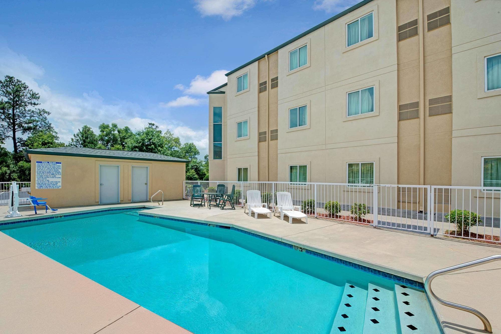 Days Inn & Suites By Wyndham Augusta Near Fort Eisenhower Exterior photo