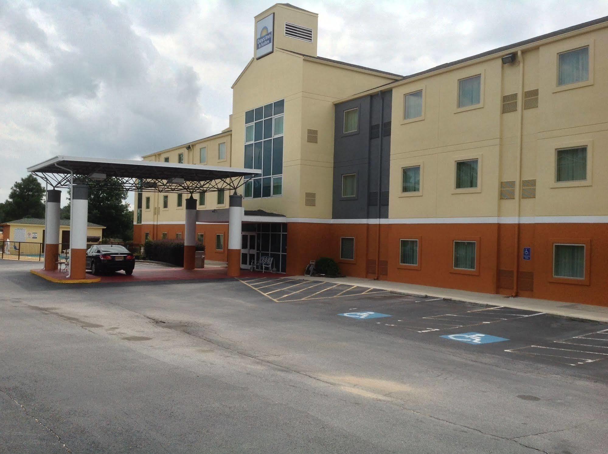Days Inn & Suites By Wyndham Augusta Near Fort Eisenhower Exterior photo
