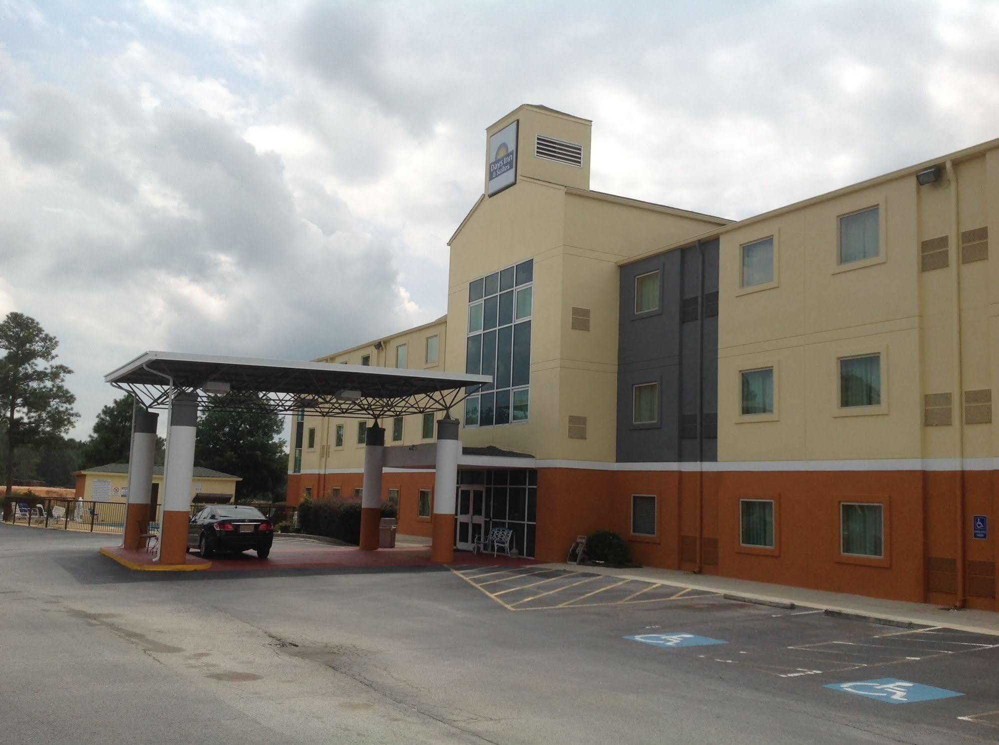 Days Inn & Suites By Wyndham Augusta Near Fort Eisenhower Exterior photo